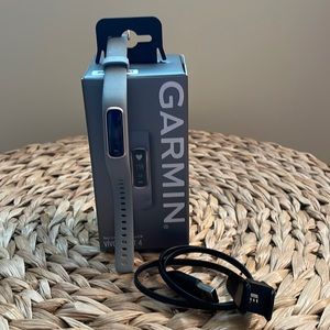 BRAND NEW IN BOX GARMIN VIVOSMART 4 SMART ACTIVITY TRACKER